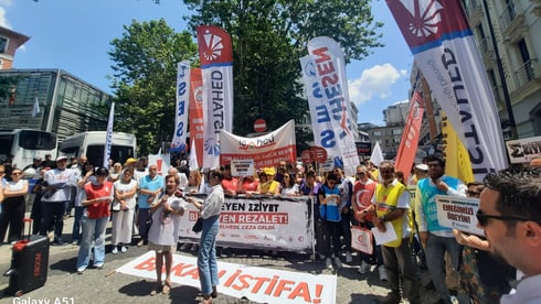 Sağlık çalışanları ayakta